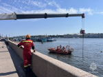 Из Невы в Петербурге подняли кроссовер - унесло с набережной штормом
