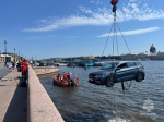 Из Невы в Петербурге подняли кроссовер - унесло с набережной штормом
