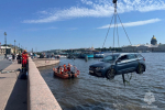 Из Невы в Петербурге подняли кроссовер - унесло с набережной штормом