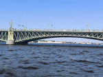 В Петербурге пассажирский теплоход столкнулся с опорой Троицкого моста