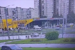 В Петербурге пенсионерка на Renault летела на «красный» и снесла подростка