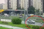 В салоне Renault упал телефон. Пенсионерку в Петербурге отлучили от руля за сбитого подростка