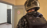 Нетрезвый мужчина избил незнакомую девушку в парадной дома в Петербурге