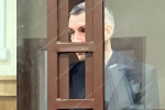Ударил пять раз ножом в шею, а тело - в морозилку. В Петербурге за убийство матери арестовали сына