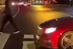Блондинка из Mercedes в Петербурге перепутала пешеходный переход с проезжей частью