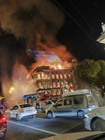 Огонь охватил старинный особняк в центре Петербурга