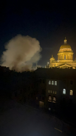 Огонь охватил старинный особняк в центре Петербурга