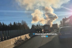 На подъезде к порту Усть-Луга горит бензовоз. За пожаром наблюдает развозка нефтетерминала