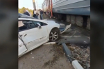 В Петербурге водителя наказали лишением прав за ДТП с поездом. Он покинул место, оставив пострадавшую в раскуроченном "Пежо"